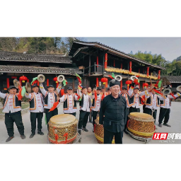 新晃：侗乡“村晚”年味浓