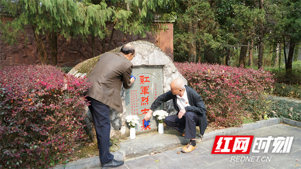 擦拭烈士墓碑.JPG