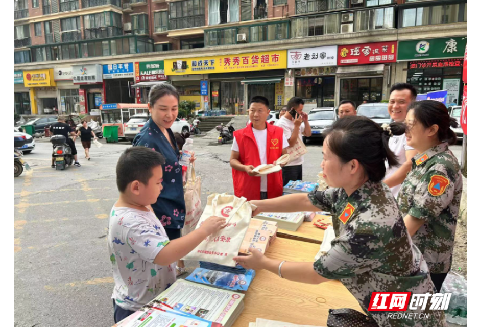 图片新闻 | 筑牢国防“精神长城”    怀化市国动办开展主题普法宣传活动