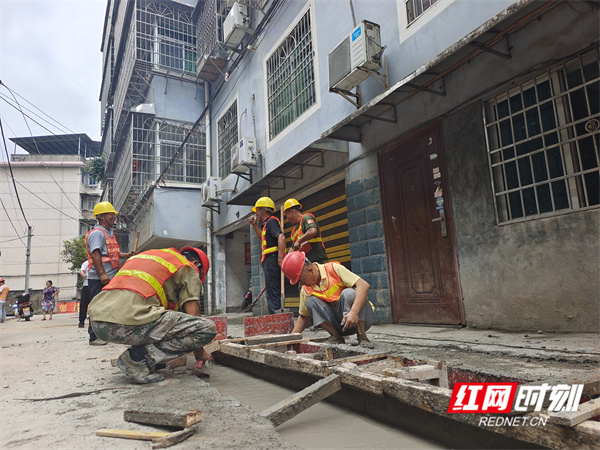 在水利小区，工人们正在进行新建雨水沟的施工（徐鲁湘摄）.jpg