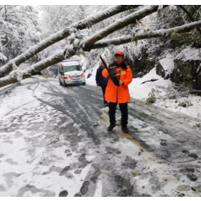 怀化沅陵：冰雪天气孕妇临产 公路部门全力保畅救助