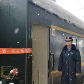 新春走基层▕ 列车员余娜：喧嚣中为乘客守护好回家的旅程