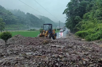 怀化沅陵：暴雨致多条公路中断 公路部门全力抢修