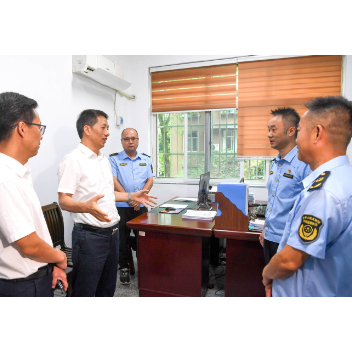 许忠建在市市场监管局和市住建局走访调研时强调：优服务强监管促发展惠民生