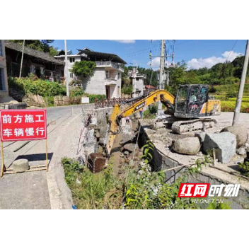 溆浦：拆除河道违建 守护美丽河湖