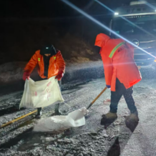 怀化沅陵：路面结冰车辆被困 公路部门深夜紧急救援