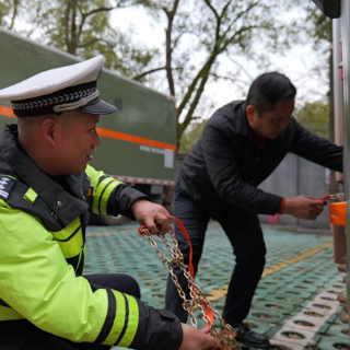 辰溪县公安局交通管理队联合县道路运输服务中心开展“两客一危”企业安全检查