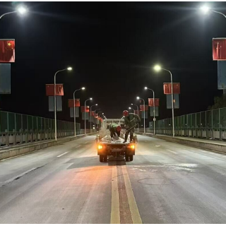 中方县城管执法局:连夜开展除冰作业 守护群众安全出行