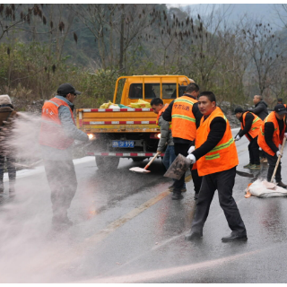 中方县公路建设养护中心：除冰保畅守平安