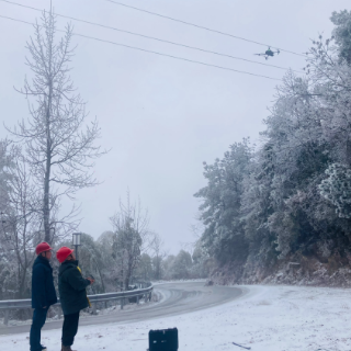冰雪中的坚守：国网洪江市供电公司冒雪巡线守护偏远山区万家灯火