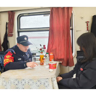 少女跨省千里见网友，怀化铁警耐心劝回家