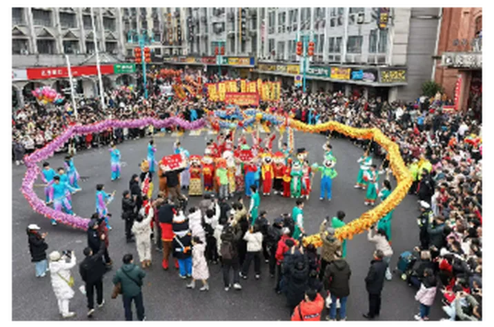 正月初一龙腾洪江古商城：27个方队巡游 传统民俗与科技元素共舞