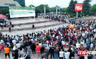 张雪机车第四次登顶世界领奖台 麻阳苗乡助威声震天