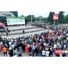 张雪机车第四次登顶世界领奖台 麻阳苗乡助威声震天