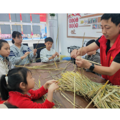 洪江区高坡街街道新就业群体服务驿站： 春假润童心 非遗传文脉