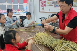 洪江区高坡街街道新就业群体服务驿站： 春假润童心 非遗传文脉
