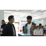 绿色通道享便利 助学礼包暖人心