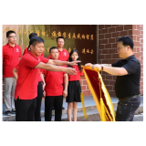 用心施教受赞誉，感恩付出送锦旗 ——华清高中高三学生家长赠送锦旗
