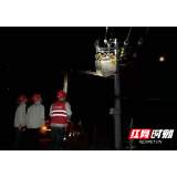 芷江县供电公司：凌晨连续两场带电作业抢修，确保民生用电不间断