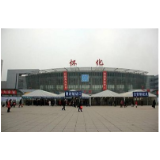 心情不好 旅客拖箱落在车上  热情服务 乘警四处寻找归还