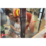 麻阳一2岁女童手掌被卡 消防部门紧急救援