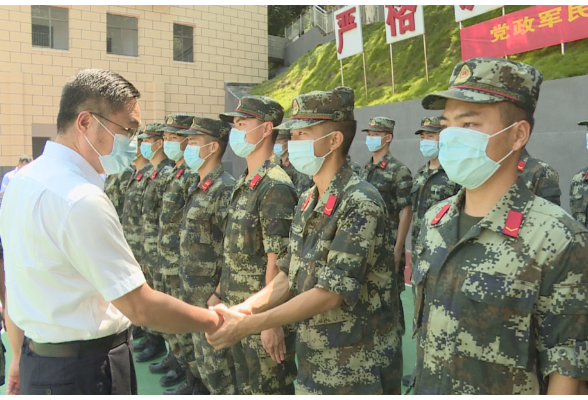 八一前夕，伍罕鸣率团走访慰问驻洪部队官兵