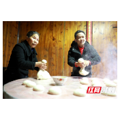 湖南麻阳：腊八节舂锤声响  糍粑香里年味浓