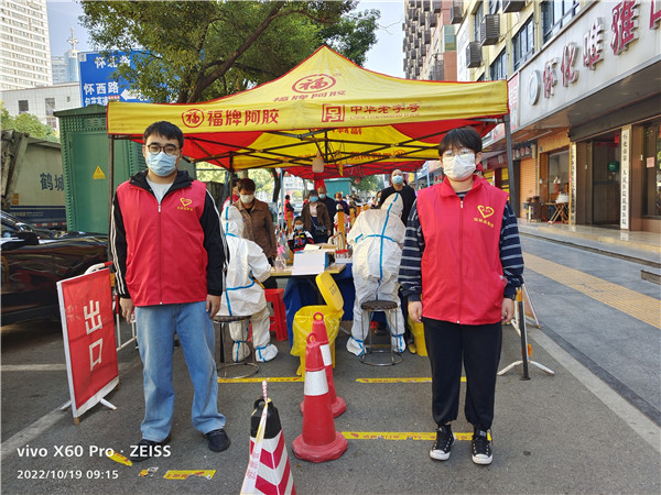 中国电信财务部入党积极分子潘婕、业务运营及IT支撑中心刘磊走进社区战役一线.jpg