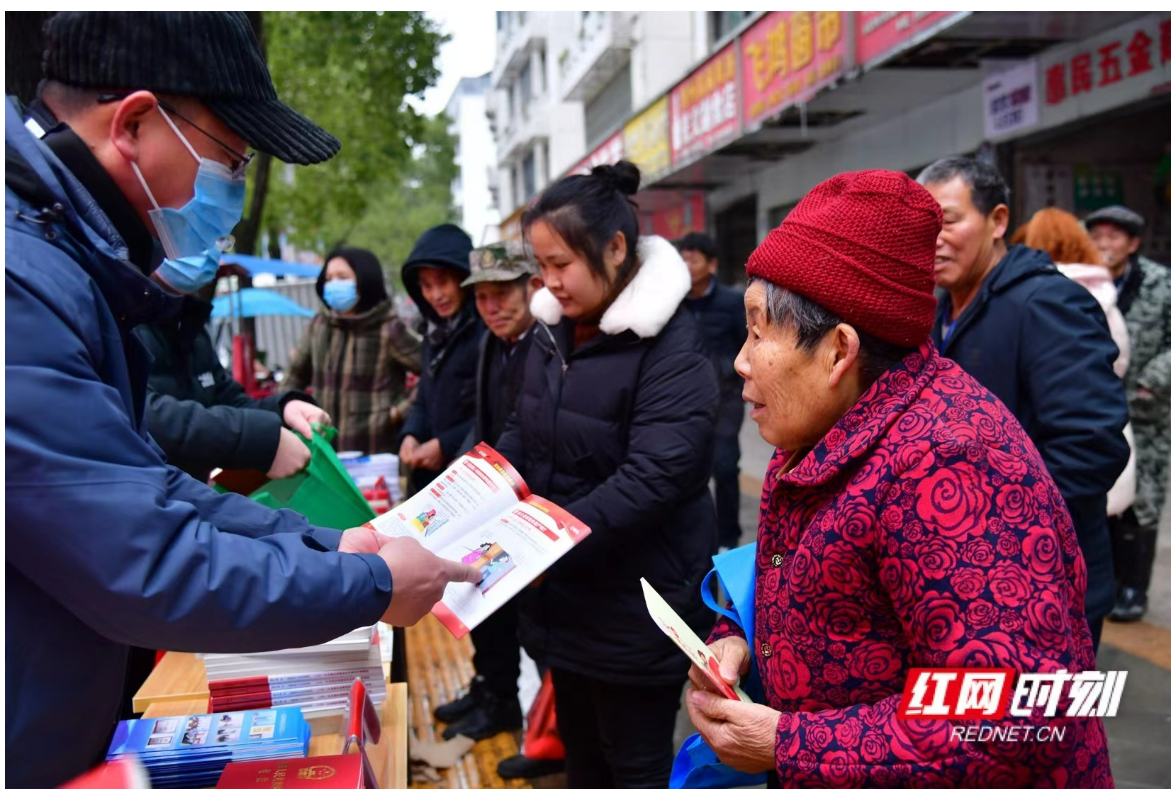 “大礼包”+大学生怀化市司法局打出“送法下乡”组合拳