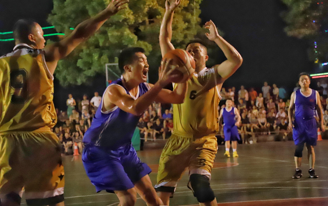 8月17日晚，湖南有色产业投资集团辰州矿业第二十二届“辰州杯”男子篮球赛圆满落幕，安化渣滓溪代表队摘得桂冠。