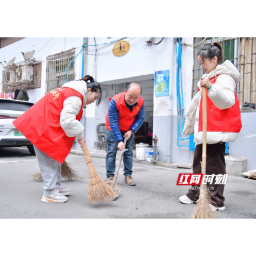 “续写”《雷锋日记》中“义务劳动”篇章  怀化市国有资产经营集团有限公司学雷锋志愿者服务进社区