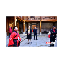 新晃：龙溪古镇用“童工” “小导游”讲解受热捧