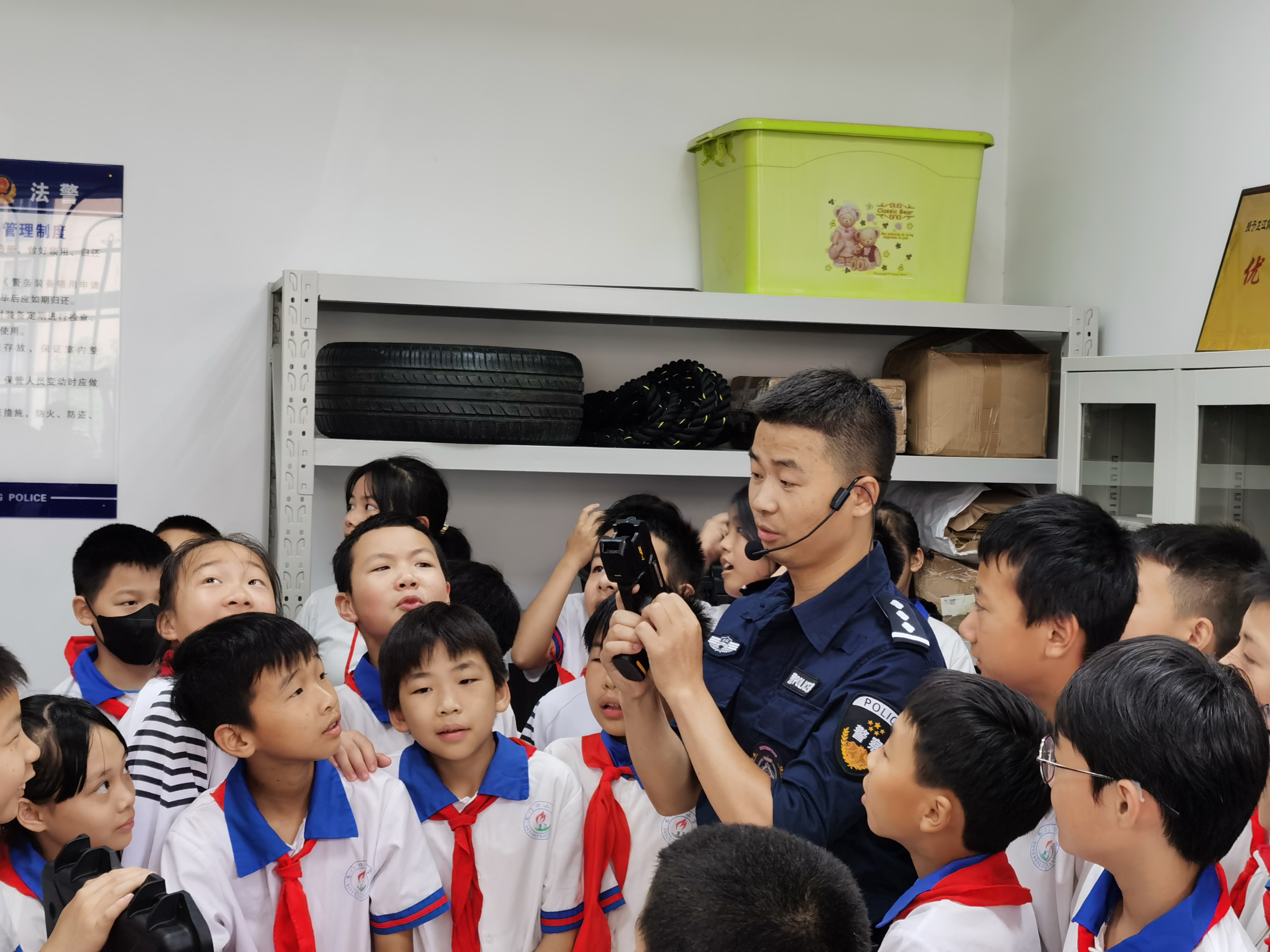 司法警察刘健向同学们展示警用装备 (3).jpg