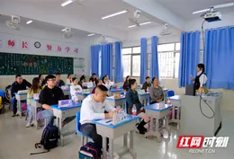 怀化英才学校 | 专家讲座进校园 家校共育护成长