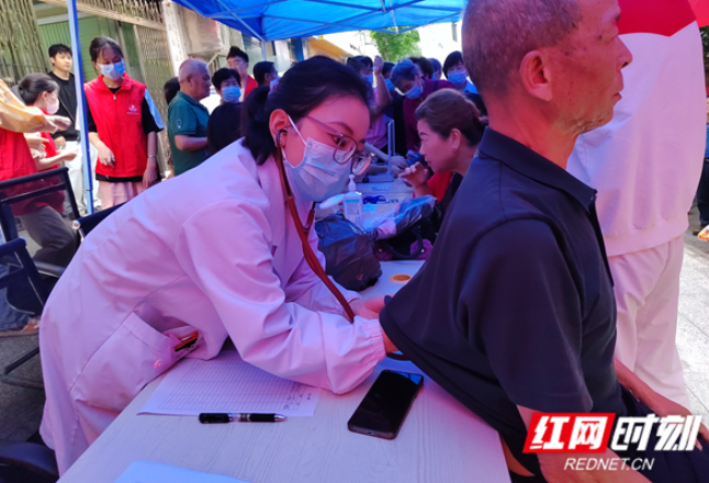 湖南医药学院开展“慢阻肺”免费筛查进社区活动