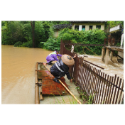 麻阳郭公坪镇：雨中紧急抢修泄洪渠道