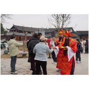 新春走基层｜正月初五“财神”送福来！中方荆坪古村春节游火爆，村民日均进账三千元
