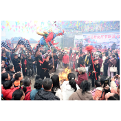 麻阳苗乡百年龙灯情：烈火“烧”去尘埃，武术“点”亮新春