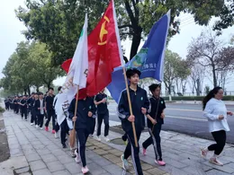 中方县职中：师生徒步二十公里 缅怀先烈砺青春