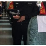 怀铁乘警组织旅客向抗疫英雄逝世同胞默哀