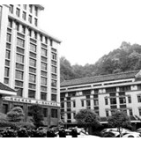 通道公安深切哀悼新冠肺炎疫情牺牲烈士和逝世同胞