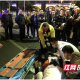 天冷心暖 双清交警救助老人传递正能量