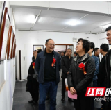 新邵：陈志龙书法作品受热捧
