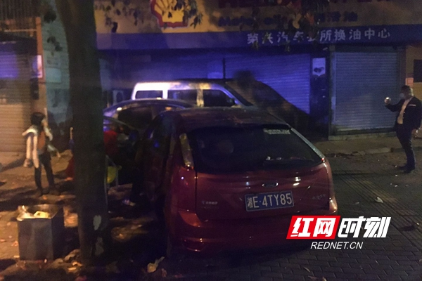 视频 | 邵阳：“拖鞋哥”不减速弯道超车发生漂移致三车受损