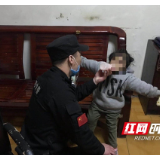 小女孩街头迷路 邵阳快警助其找到家人
