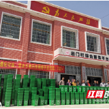 邵阳路桥“一托二”挂牌督战 捐赠环保垃圾桶