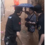 暴雨涨水群众被困 邵阳快警积极救助