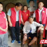 武冈：志愿者看望慰问困难党员 把党的关怀落到实处