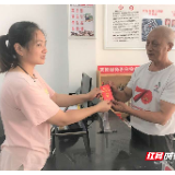 大祥区中心街道：社区办理老年证 便民服务零距离