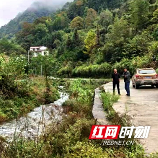 新宁靖位乡开展河长制巡河清洁工作